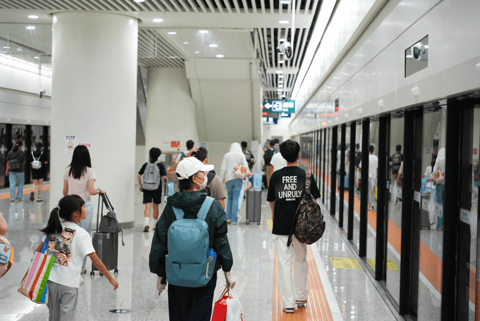 賦能深港窗口新升級 | 方大首創(chuàng  )智能全滑動(dòng)站臺門(mén)于深圳福田高鐵站首次啟用